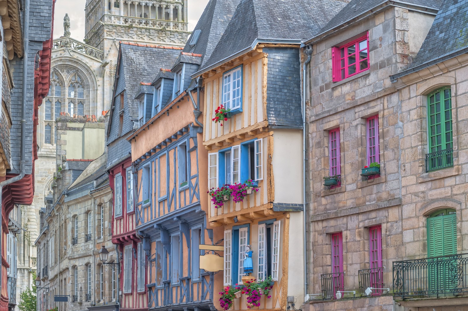 Old france. Quimper Франция город. Кемпер город во Франции. Кемпер Бретань. Старые улицы Франции.